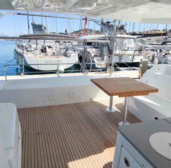 More Yacht Club, photo 2
